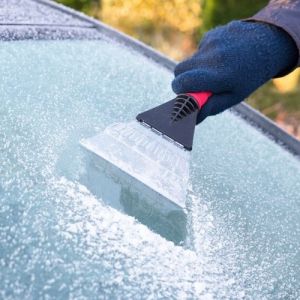 پاک کردن شیشه یخ زده خودرو و جلوگیری از یخ زدگی آن