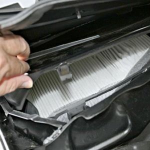 تعویض فیلتر هوای کابین در اتومبیل